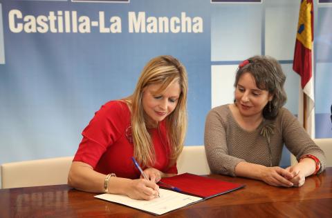 La consejera de Fomento, Elena de la Cruz, y la directora del Instituto de la Mujer, Araceli Martínez, durante la firma de un convenio en materia de vivienda