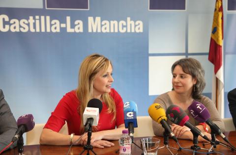 La consejera de Fomento, Elena de la Cruz, y la directora del Instituto de la Mujer, Araceli Martínez, durante la firma de un convenio en materia de vivienda