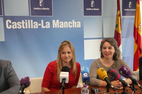 La consejera de Fomento, Elena de la Cruz, y la directora del Instituto de la Mujer, Araceli Martínez, durante la firma de un convenio en materia de vivienda