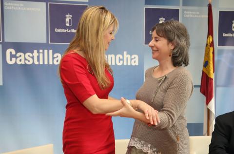 La consejera de Fomento, Elena de la Cruz, y la directora del Instituto de la Mujer, Araceli Martínez, durante la firma de un convenio en materia de vivienda